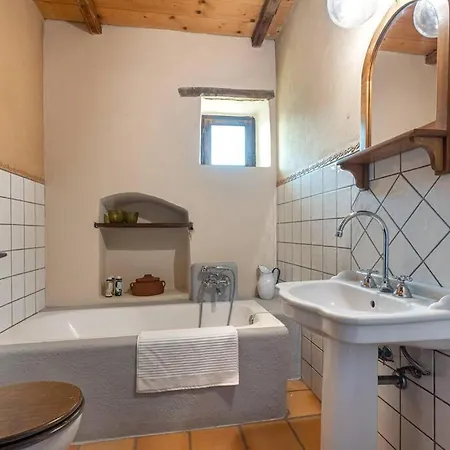 בית נופש Myrtilo Traditional Stone House !!! Peleta
